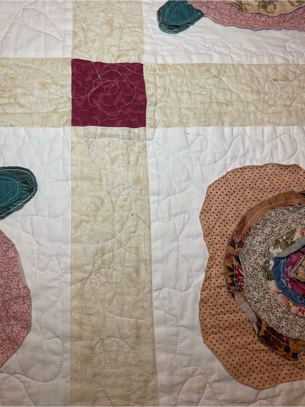Stunning Appliqué Quilt/Throw in a dimensional floral motif. Burgundy pink gree - Picture 10 of 16